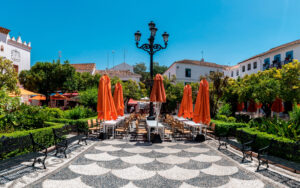 Plaza de los Naranjos de Marbella, a 5 minutos de La Fuente